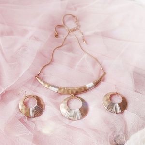 NWT NECKLACE AND EARRINGS IN GOLD AND SILV…